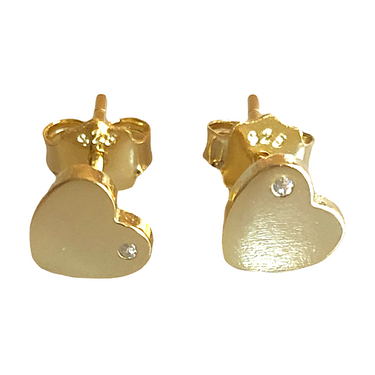 Pendientes de plata de ley 925 bañados en oro 18k con forma de corazón. Tienen detalle de circonita blanca. Son small and cute y te quedarán perfectos. Elegantes y discretos.